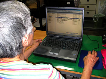 パソコンを操作する独居高齢者